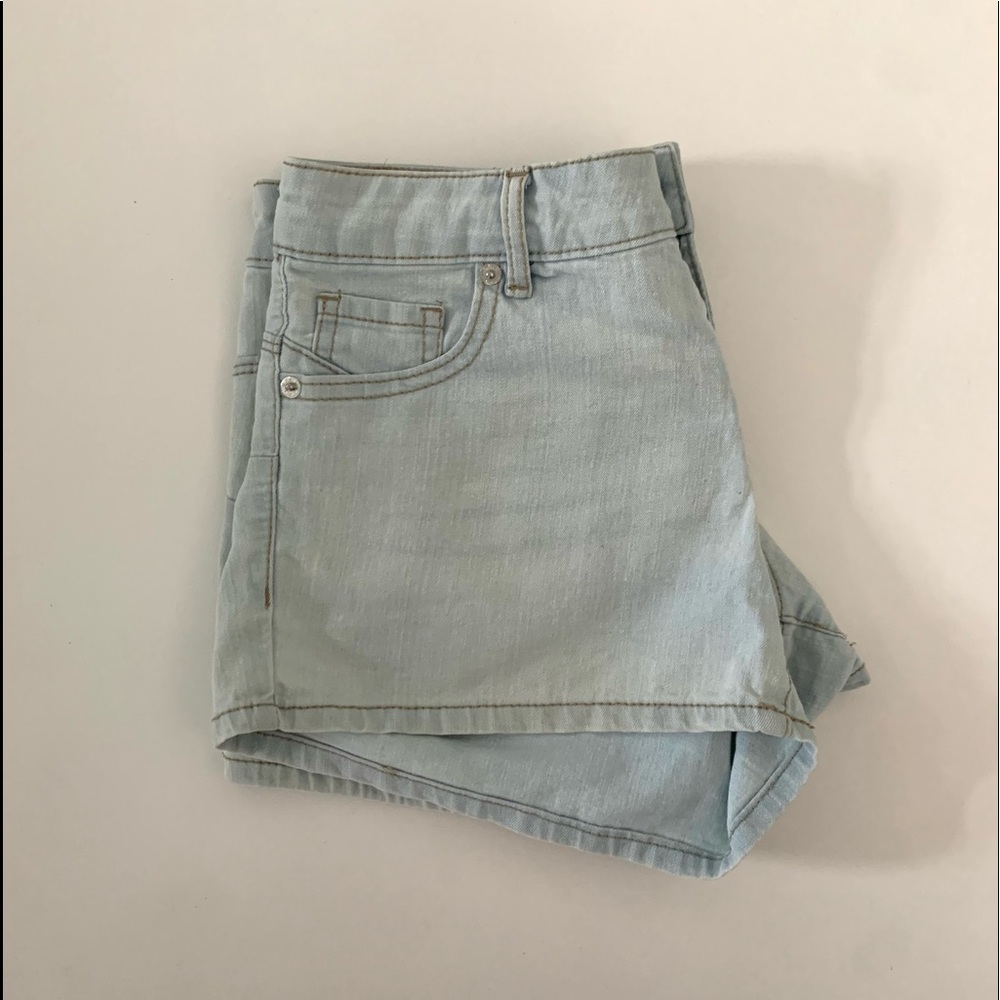 Cute, Light wash summer short shorts!